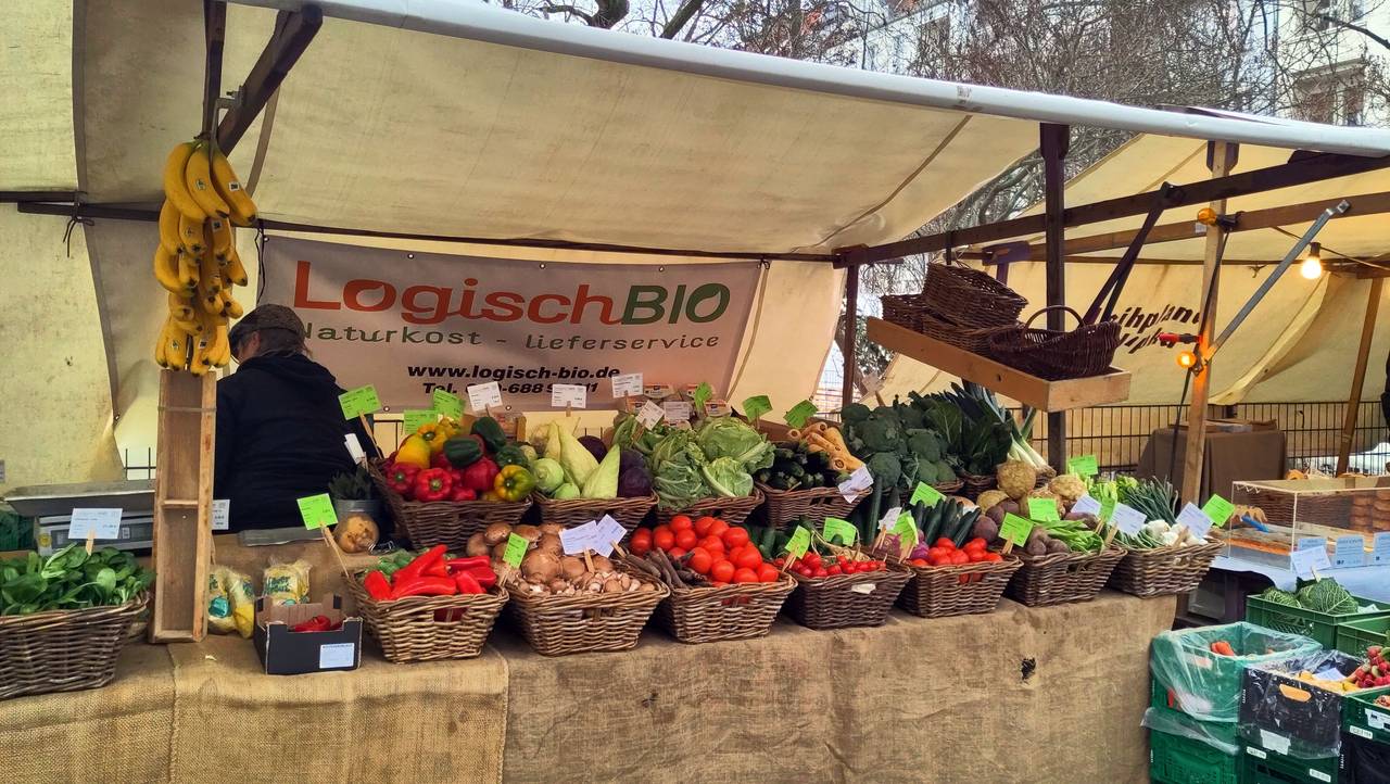 Unser Marktstand mit frischem Bio-Obst und -Gem&uuml;se am Boxhagener Platz